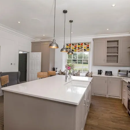 Prospect House Sleeps 14, Close To York, Dog Friendly