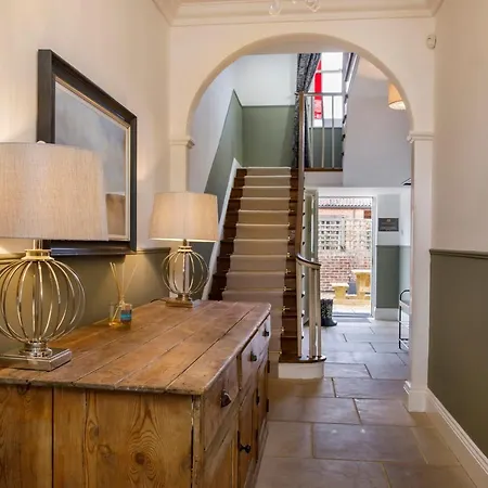 Prospect House Sleeps 14, Close To York, Dog Friendly Holiday home Bilbrough