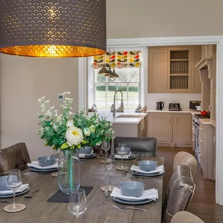 Prospect House Sleeps 14, Close To York, Dog Friendly Holiday home Bilbrough